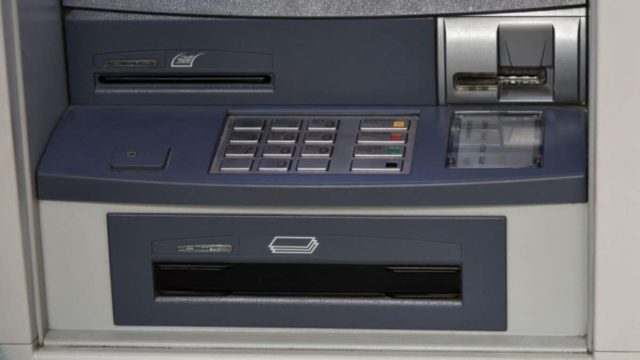 «Καπνός» σε δευτερόλεπτα PIN και χρήματα: Τεράστια προσοχή για τη νέα μεγάλη απάτη στα ΑΤΜ