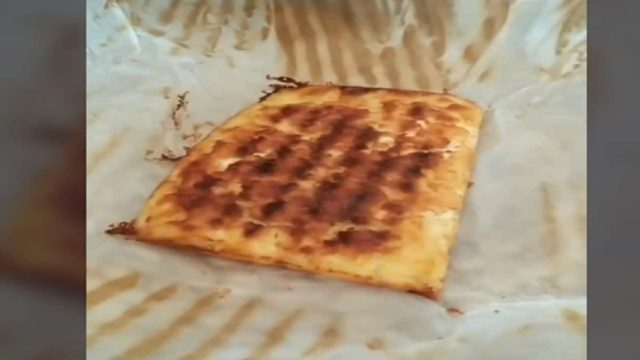 Αχνιστή τυρόπιτα «μούρλια»: Φτιάχνετε με μόλις 3 υλικά στην τοστιέρα σε 10 λεπτά (video)