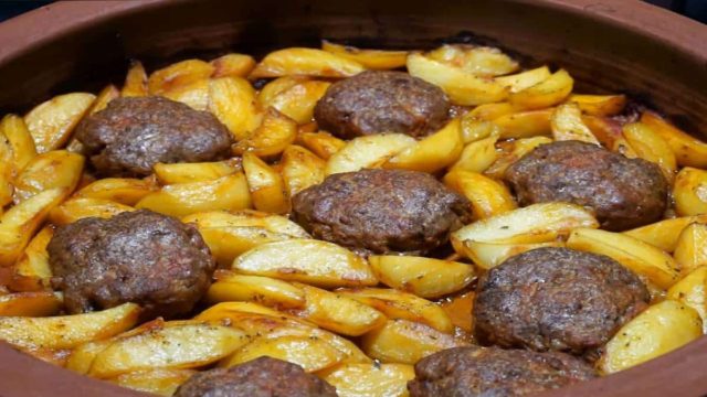 Φαγητό… όπως της μαμάς: Μπιφτέκια με ανάμεικτο κιμά και πατάτες φούρνου