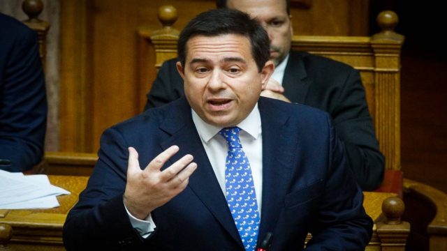 Νότης Μηταράκης: Η δομή του Ελαιώνα θα κλείσει – Ο υπουργός δημοσίευσε βίντεο από την επίθεση