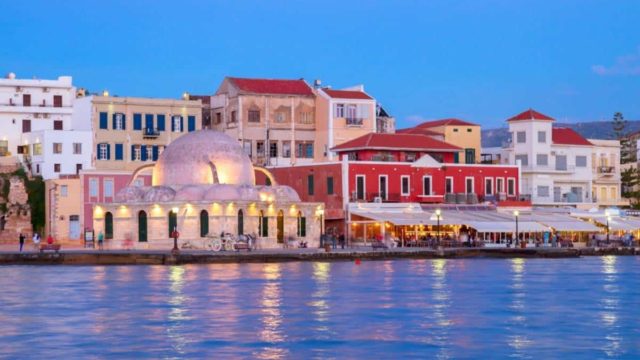 Κορωνοϊός: Τα 5 νησιά που «βράζουν» από κρούσματα – Τι δείχνουν τα στοιχεία του ΕΟΔΥ για όλη τη χώρα