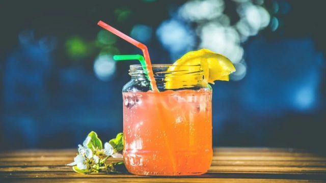 3 εύκολα cocktails που μπορείς να φτιάξεις με λεμόνι και βότκα στο σπίτι