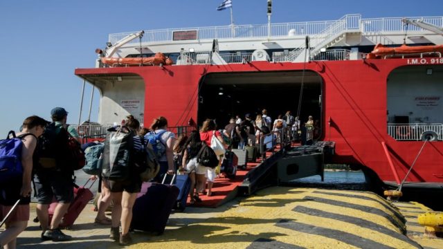 Δεκαπενταύγουστος: Μαζική έξοδος και για τους τελευταίους εκδρομείς – Έκτακτα μέτρα της Τροχαίας (Video)