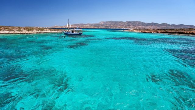 Σε «θαμπώνει» με τις ομορφιές του: Το νησί-μουσείο των Κυκλάδων με τις σαγηνευτικές παραλίες