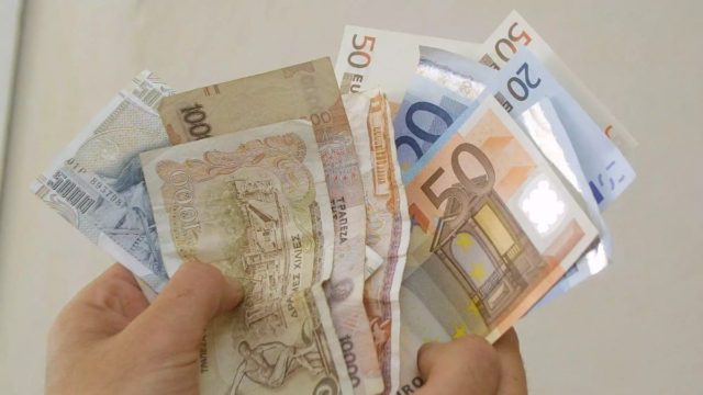 Καλύτερα… με το ευρώ: Αυτή θα ήταν σήμερα η ισοτιμία αν γυρίζαμε στο εθνικό νόμισμα – Πολύ μεγαλύτερη από 340,75 δραχμές