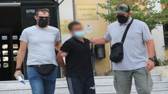 Έγκλημα στην Κυψέλη: Στη φυλακή ο 37χρονος καθ’ ομολογίαν δολοφόνος – Παραδέχθηκε ότι σκότωσε την 26χρονη για 20.000 ευρώ (Video)