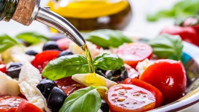 Ρίχνετε ελαιόλαδο στην ντομάτα; Δείτε τι θα συμβεί στον οργανισμό σας