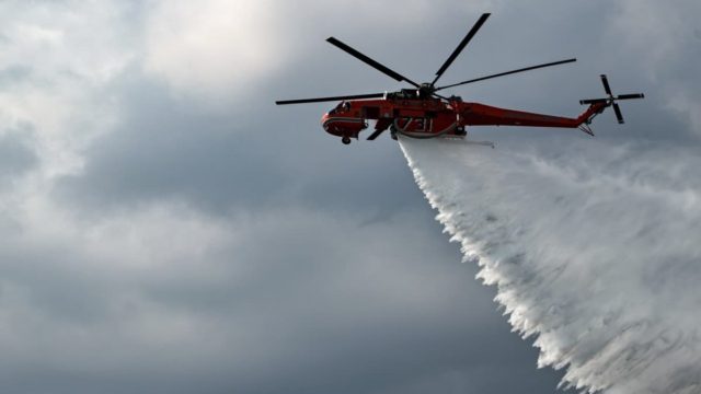 Μεγάλης έκτασης φωτιά στην Κορινθία – Σηκώθηκαν 10 αεροσκάφη και 4 ελικόπτερα για να τη «μάχη» με τις φλόγες