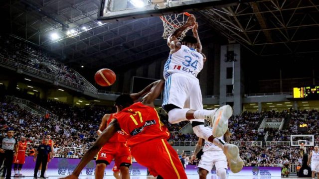 Ελλάδα – Ισπανία 86-70: Το εντυπωσιακό κάρφωμα του Γιάννη Αντετοκούνμπο που ξεσήκωσε το ΟΑΚΑ (video)