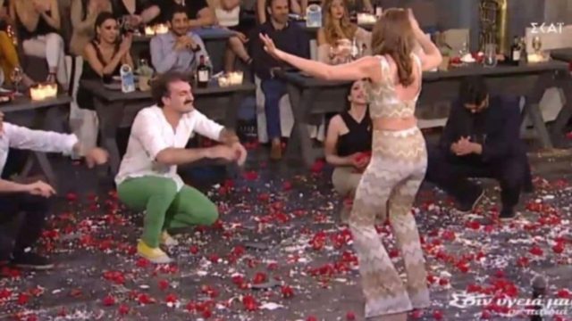 «Πλημμύρα» από πιάτα και γαρύφαλλα: Το ζεϊμπέκικο Ελληνίδας καλλονής που… τράνταξε την πίστα!