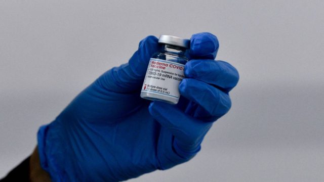 Βρετανία: Πήρε την πρώτη έγκριση το εμβόλιο της Moderna κατά της Όμικρον – Πότε θα έρθει στην Ελλάδα