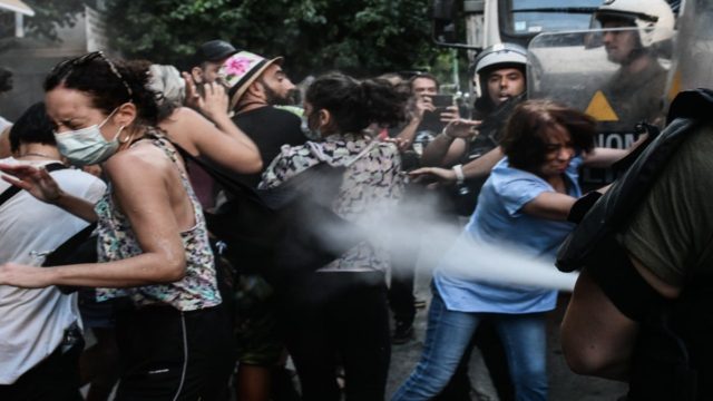 Αναβρασμός στα Εξάρχεια: Μεγάλη ένταση στο ξεκίνημα των εργασιών για το Μετρό στην πλατεία (photos)