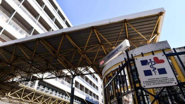 Συναγερμός στο νοσοκομείο Ευαγγελισμός: Γυναίκα με κορωνοϊό απειλεί να πέσει από τον 8ο όροφο