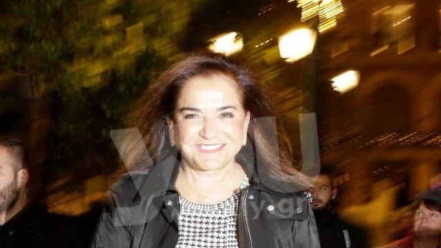 Άβαφη για φαγητό με τα εγγόνια της στην Κρήτη: Έβγαλε τα σακάκια και τα σοβαρά φορέματα η Ντόρα Μπακογιάννη