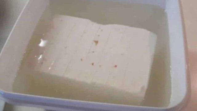 Φτιάξε μόνοι σας άλμη για να διατηρήσετε τη φέτα – Σε 3 λεπτά με δύο απλά υλικά (Video)