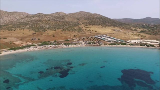 Μαγεία δίπλα στην Αθήνα: Η παραλία που θυμίζει νησί και είναι τέλεια για οικογένειες