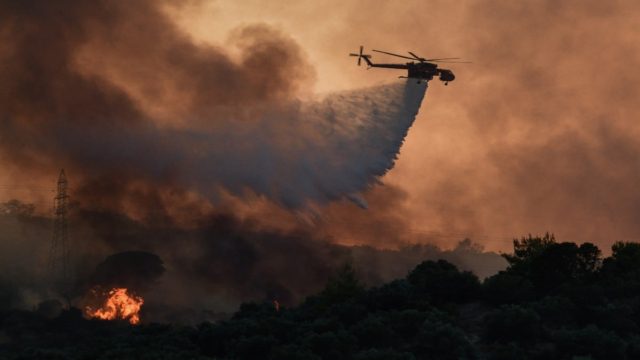 Τρόμος δίπλα σε μοναστήρι του Αγίου Όρους: Μεγάλης έκτασης φωτιά στο σημείο – Και εναέρια Μέσα στη μάχη με τις φλόγες