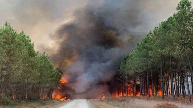 Στις φλόγες η νοτιοδυτική Γαλλία: Χιλιάδες πολίτες εκκενώνουν περιοχές – Δεκάδες κατεστραμμένα σπίτια