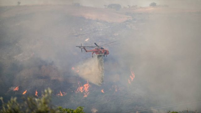 Φωτιά στην Σπιάτζα του Πύργου Ηλείας: Διπλό μέτωπο στην περιοχή Σαρακίνα – Απομακρύνονται κάτοικοι (φωτο)