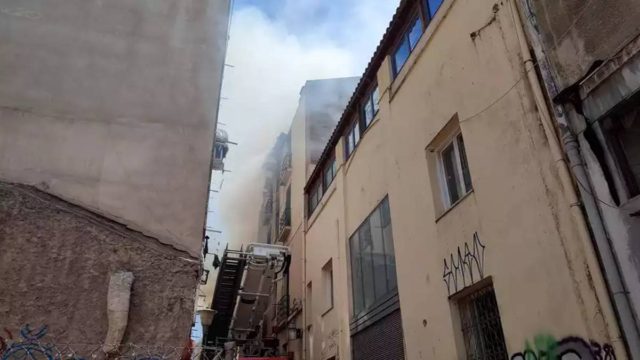Φωτιά σε παλιό σπίτι στο κέντρο της Αθήνας