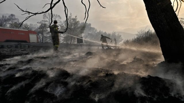 Φωτιά ξέσπασε στο Λαύριο – Ισχυρή πυροσβεστική δύναμη και ελικόπτερο στη μάχη για την κατάσβεση