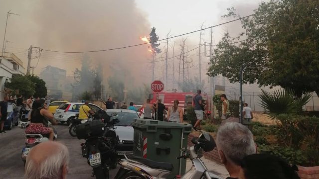 Ξέσπασε φωτιά στη Νίκαια – Έντρομοι οι κάτοικοι στους δρόμους (photo)