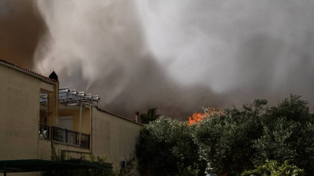 Φωτιά σε σπίτια στον Ωρωπό – Αναφορές για εγκλωβισμένο