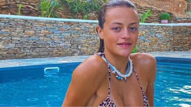 «Ίλιγγος» με το κοφτό μαγιό της Γαίας Μερκούρη: Η σύντροφος του Άγγελου Λάτσιου προκαλεί «σεισμό» με το κορμί της (Video)