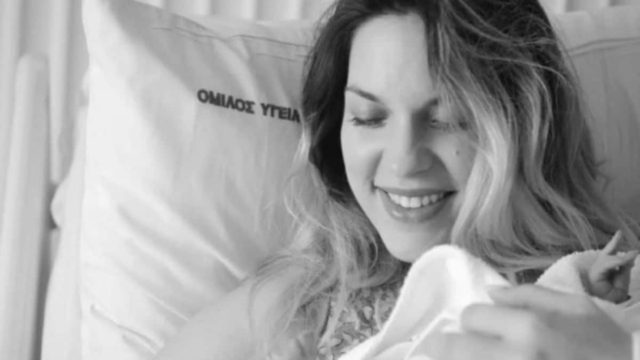 Ώρα αναχώρησης από το μαιευτήριο για τη Μαντώ Γαστεράτου και την μπέμπα της – «Έχω λίγο άγχος για το πως…»