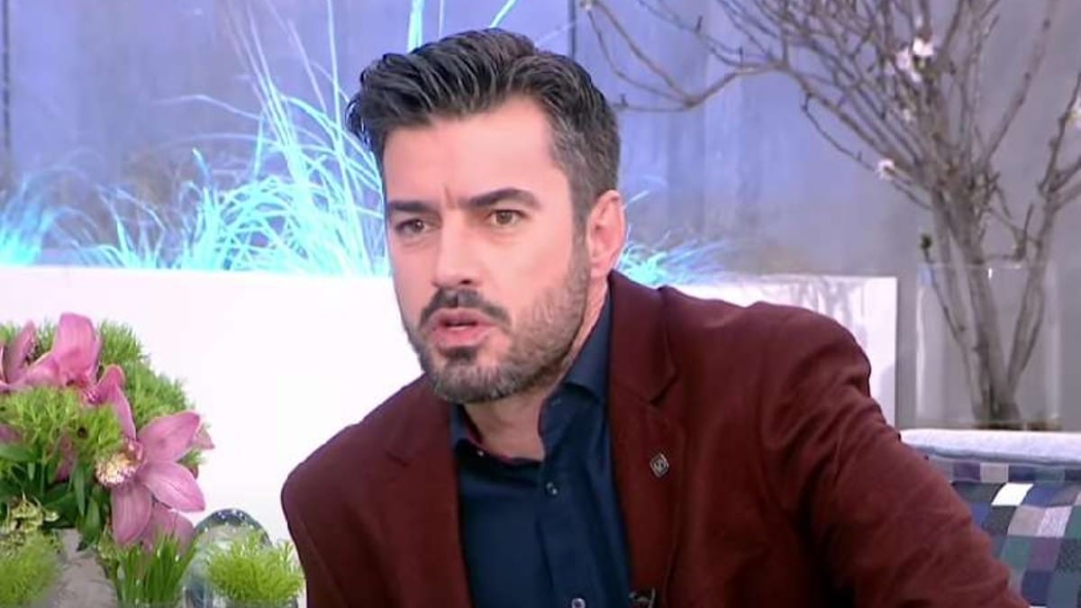 Είναι «καρμπόν»: Η απίστευτη ομοιότητα του Γιάννη Τσιμιτσέλη με τη μητέρα του (photos)