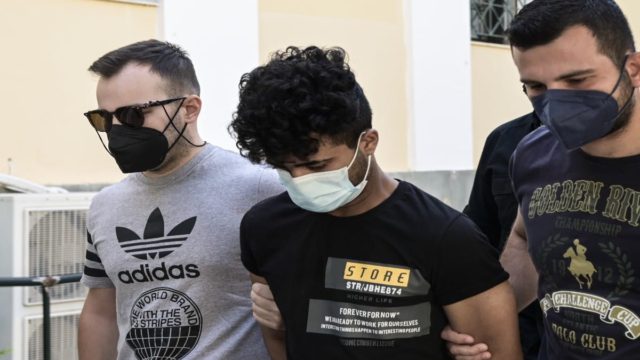 Γυναικοκτονία στο Περιστέρι: Νέα προθεσμία πήρε για να απολογηθεί ο Πακιστανός δολοφόνος της Νικολέττας – «Αυτό το γιατί θα με φάει» λέει ο πατέρας της (Video)