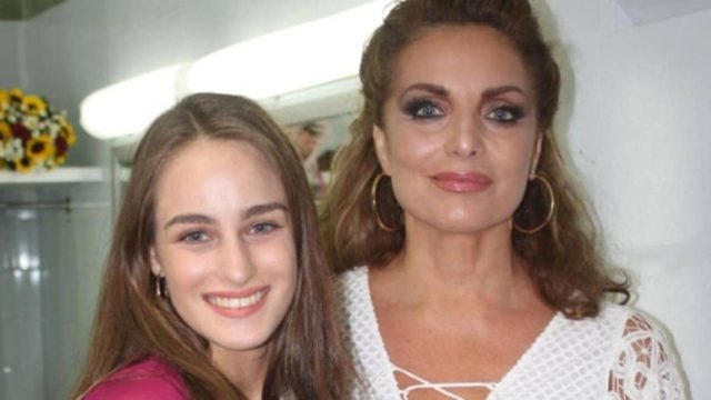 Έκλεψαν τις εντυπώσεις στα γυρίσματα της «Γης της Ελιάς»: Ολόκληρη γυναίκα η Μαρία Βοσκοπούλου στο πλευρό της Άντζελας Γκερέκου!