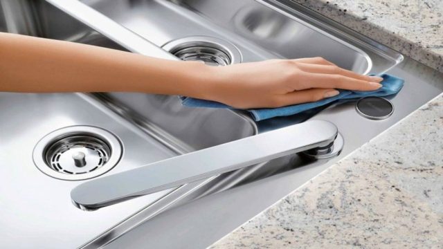 Εξαφανίζει τις γρατζουνιές στις inox επιφάνειες της κουζίνας: Το «θαύμα» της μαγειρικής σόδας και 2 δύο ακόμη υλικών