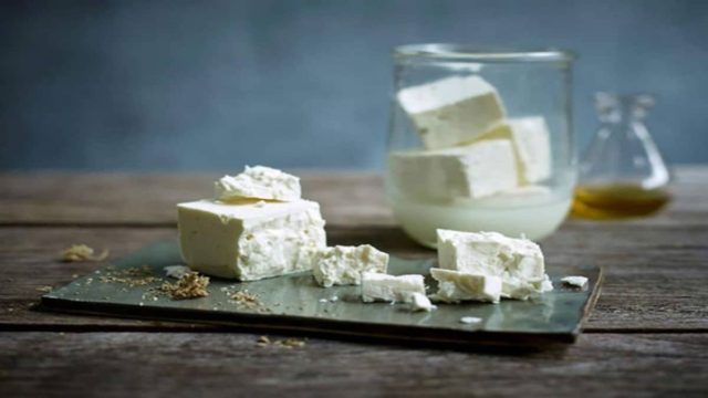 Προσθέστε φέτα στην καθημερινή σας διατροφή – Τα τεράστια οφέλη που θα δείτε στην υγεία σας