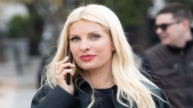 Ξεχώρισε σε όλη τη βάφτιση – Η Ελένη Μενεγάκη πήγε σε κάλεσμα με πολύχρωμο και πολύ μακρύ φόρεμα