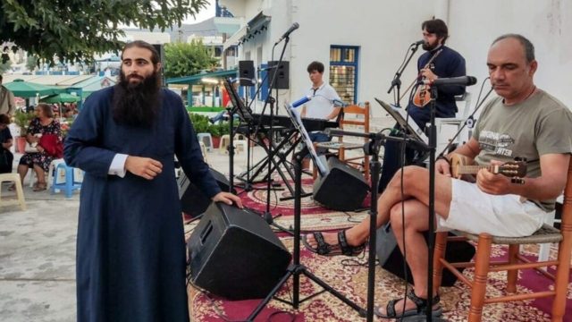 Ιερέας στη Νάξο πήρε το μικρόφωνο και ράπαρε τραγούδι της Πρωτοψάλτη