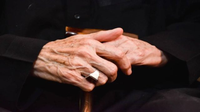 Μεγάλη απάτη στην Λάρισα: «Μαϊμού» γιατρός εξαπάτησε ηλικιωμένη με δήθεν ασθένεια της κόρης της