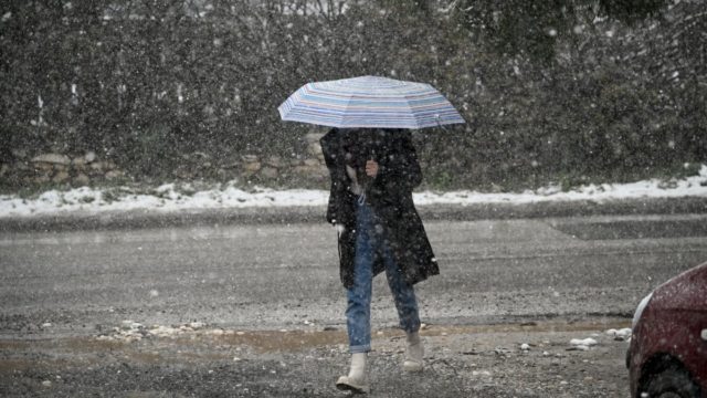 Τα «έπαιξε» ο καιρός: Έπεσαν τα πρώτα χιόνια ενώ «σκάει ο τζίτζικας» (Video)