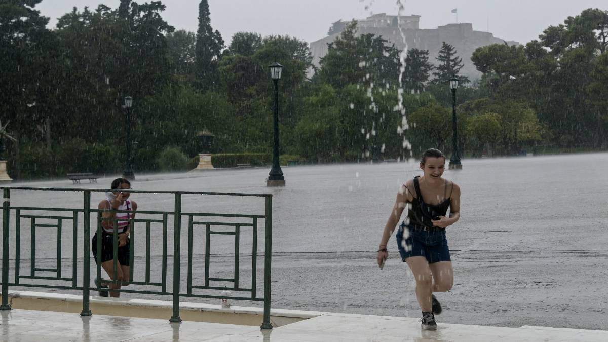 Κακοκαιρία «σαρώνει» την Αττική: Η στιγμή της σφοδρής καταιγίδας στο Θησείο (video)