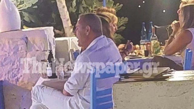 Αγνώριστος ο Πάνος Καμμένος: Με τη σύζυγό του για διακοπές στη Σκόπελο (photo)