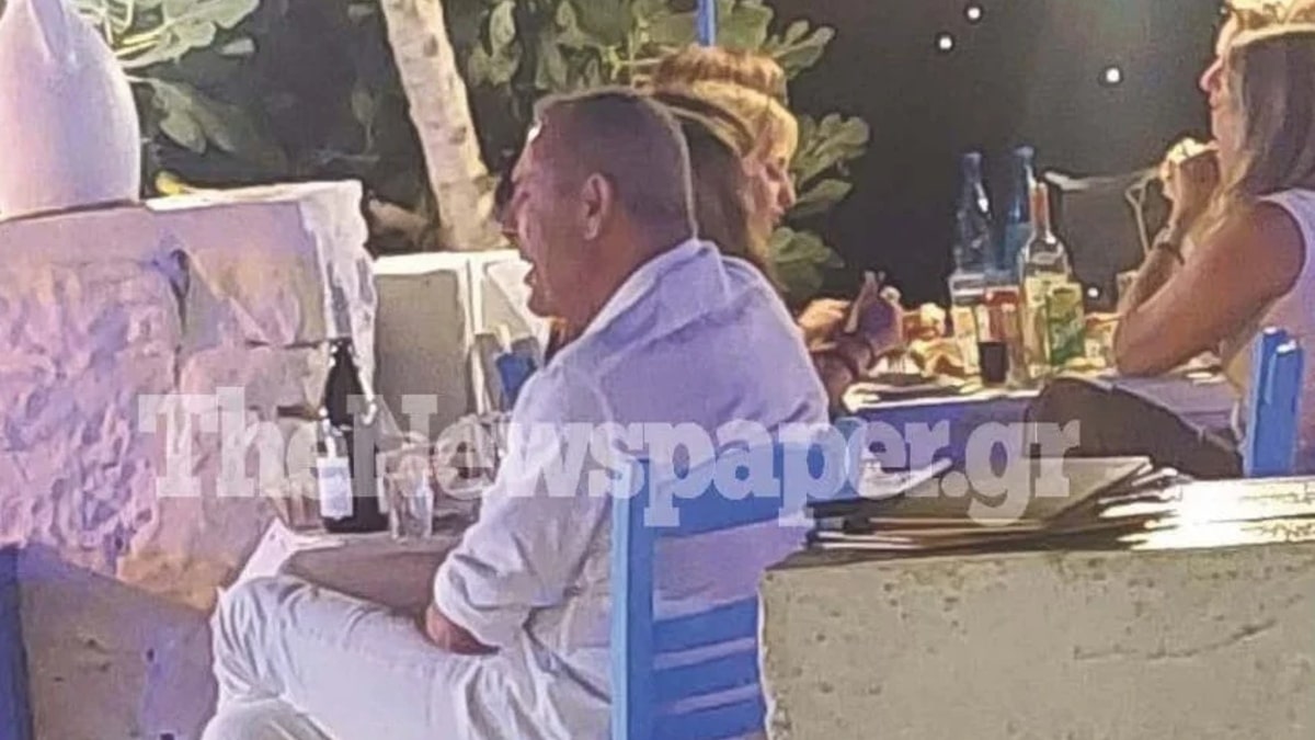 Αγνώριστος ο Πάνος Καμμένος: Με τη σύζυγό του για διακοπές στη Σκόπελο (photo)