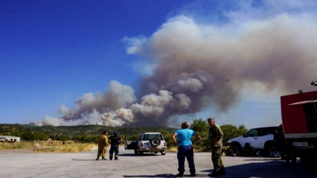 Ασφυκτική ατμόσφαιρα στη Φυλή: Μαύροι καπνοί ζώνουν την περιοχή – Φωτιά ξέσπασε στη χωματερή