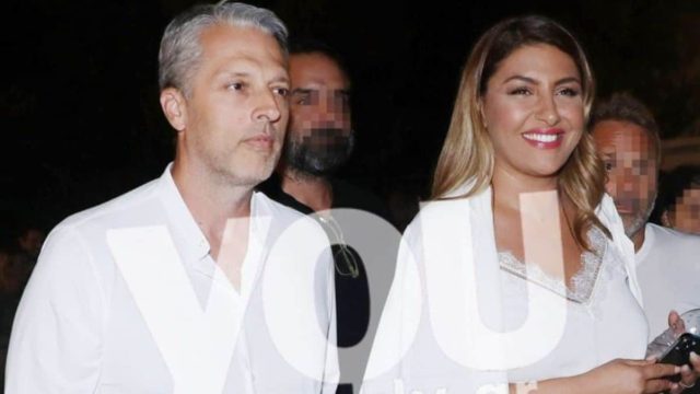 Χαμογελαστή και μαυρισμένη η Έλενα Παπαρίζου σε βραδινή έξοδο: Στα λευκά συνοδευόμενη από τον Ανδρέα Καψάλη