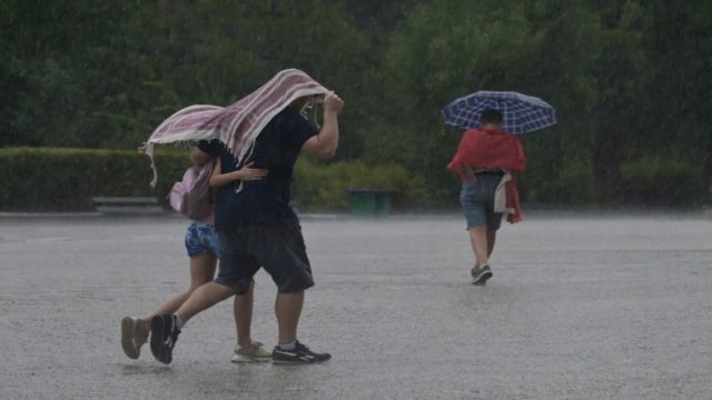 «Τρελαμένος» ο καιρός: Η τροπόσφαιρα φέρνει ξανά έντονα φαινόμενα – Τι ώρα θα χτυπήσει άγρια καταιγίδα την Αθήνα (photos)