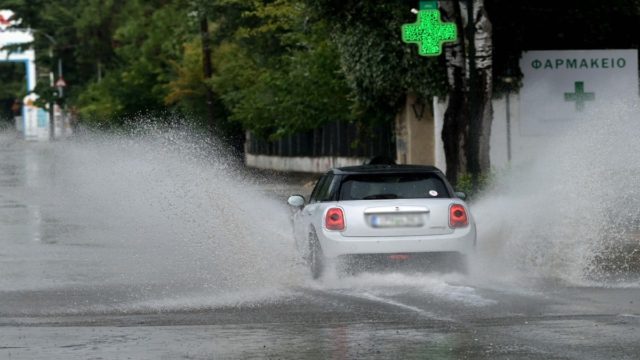 Καταιγίδα στην Αττική: Συναγερμός στην Πυροσβεστική για αυτοκίνητο που «έμεινε» στην Καλυφτάκη – Επέβαινε τετραμελής οικογένεια (video)