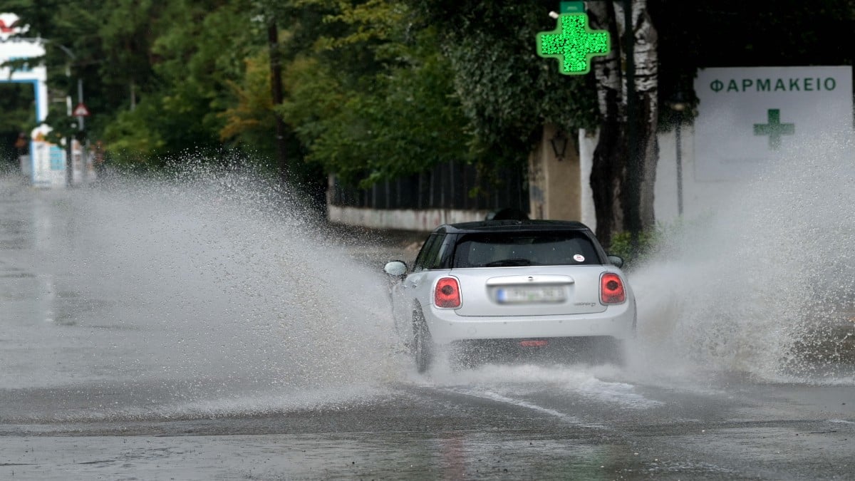 Καταιγίδα στην Αττική: Συναγερμός στην Πυροσβεστική για αυτοκίνητο που «έμεινε» στην Καλυφτάκη – Επέβαινε τετραμελής οικογένεια (video)