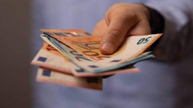 Κατώτατος μισθός: Πότε θα «κλειδώσει» η νέα αύξηση – Τι θα κερδίσουν οι εργαζόμενοι (Video)