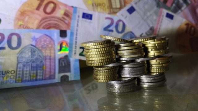 Κατώτατος μισθός: Νωρίτερα η αύξησή του! Τι ισχύει για τους άνεργους, τι προβλέπεται για τους εργαζόμενους στον ιδιωτικό τομέα & τι εξετάζεται για τους δημόσιους υπάλληλους