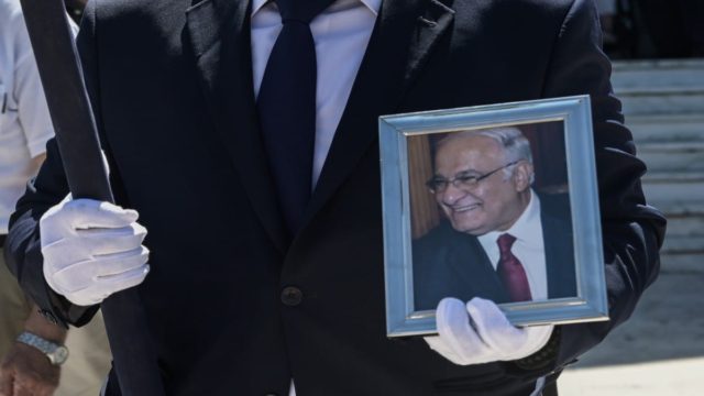 Θάνατος Διονύση Σιμόπουλου: Σε κλίμα μεγάλης συγκίνησης η κηδεία του σπουδαίου αστροφυσικού – Πλήθος κόσμου στο «ύστατο χαίρε» (photos)