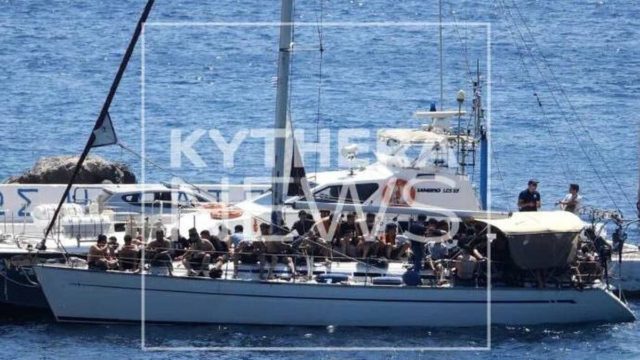 Κύθηρα: Άλλα δύο ιστιοφόρα με δεκάδες μετανάστες προσέδεσαν στο νησί – Ανάμεσα τους και παιδιά (Video)